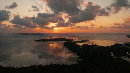热带岛屿上多彩的日落视频