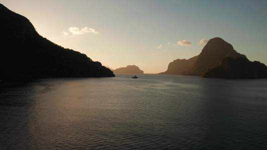 日落时美丽的海湾空中观察视频