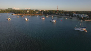 乘坐游艇和在毛里休斯海岸的房屋飞行44秒视频