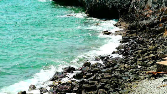 海浪侵蚀海岸很长一段时间直到岩石和石块被碎裂直至火山爆发视频