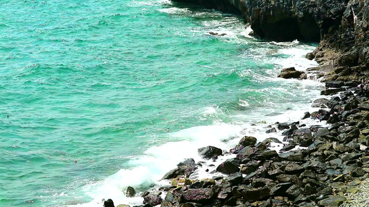 海浪侵蚀海岸很长一段时间直到岩石逐渐裂开直至岩石逐渐视频