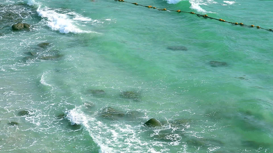 海浪向海岸的海潮由强风和水中的浮标涌向海岸视频