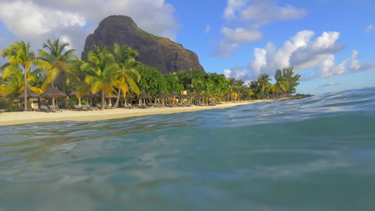 Mauritius热带度假胜地从水中看视频