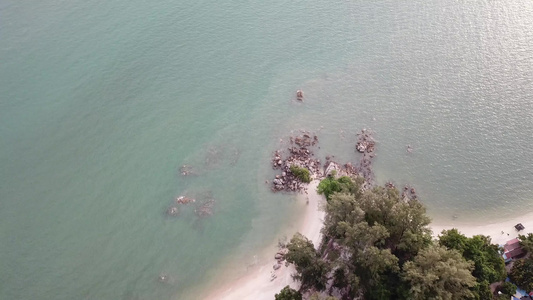 仰望SungaiBatu附近的岩石海岸线视频