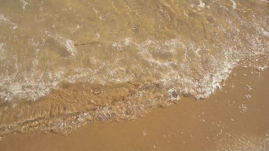 夏季第3天的海岸线波浪视频