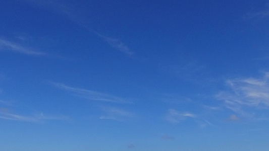 沿珊瑚礁附近清水和白沙滩背景进行豪华旅游海滩旅行的视频