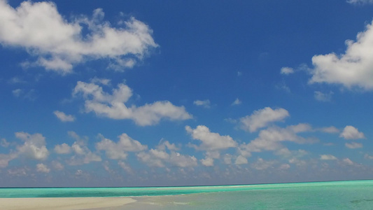 海洋湾海滩野生动物的夏季海景靠近沙洲的白色沙滩背景视频