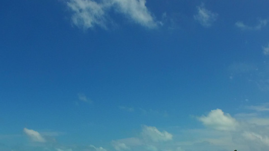 夏季风景在日落前浅海和白沙背景的浅海间完美旅游海滩视频