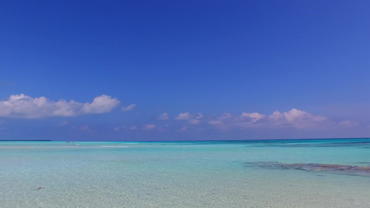 蓝色泻湖与沙洲附近的白色沙滩背景完美海景海滩休息的视频