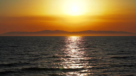 缓慢的海洋景色美丽的日落视频