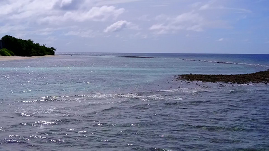 蓝色环礁湖和白色沙滩背景在海浪附近进行完美海岸海滩视频