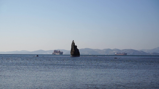 在海面背景上独立岩石的海景nakhodkaRussia视频