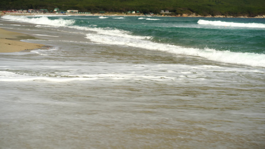 海景海滩上有波浪流在沙滩上视频