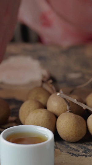 用手倒茶配桂圆和月饼传统节日22秒视频