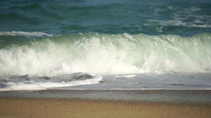 缓慢的海洋景色可以看到海浪和喷发18秒视频