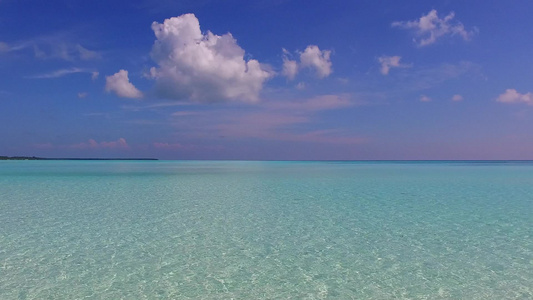 蓝色海洋的宁静环礁湖海滩时间空空抽象棕榈附近有白沙视频