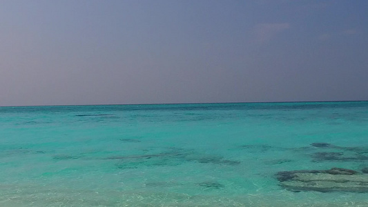 夏季旅行以蓝海和沙巴附近的白沙沙本背景进行奇异的海岸视频