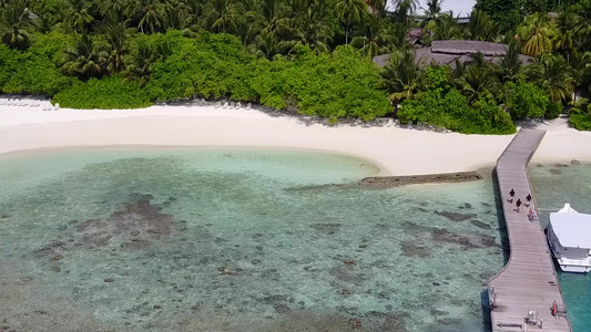 以蓝海和白沙本背景在礁石附近进行深海海岸海滩冒险的视频