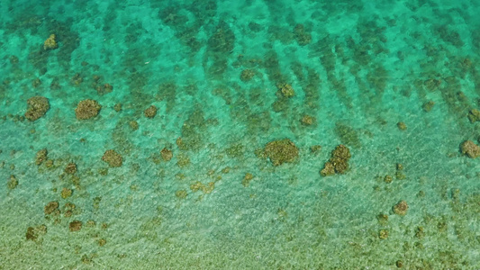 海岸附近清洁海水的顶部视图在海平面上可以看到一个干净视频