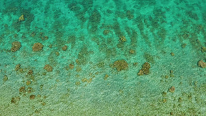 海岸附近清洁海水的顶部视图在海平面上可以看到一个干净19秒视频