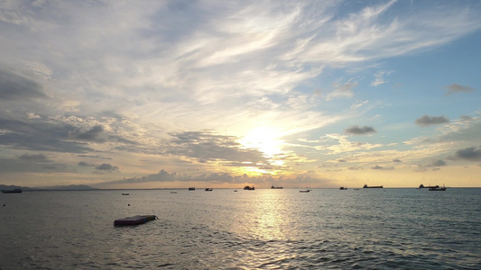 清晨美丽的日出在海中视频