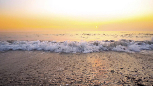 海浪在海边冲撞日落时风光的海滩背景视频