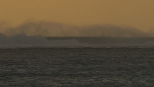 狂浪的海浪晚上风景视频