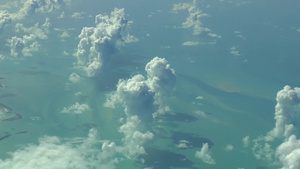 飞越云层上空海洋上空真正的空中录像18秒视频