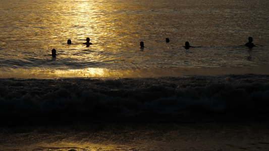 美丽的日落有人们享受大海的轮廓视频