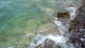 海浪在混凝土楼梯和岩石的码头上喷洒16秒视频