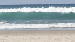 太平洋大浪喷洒哈里弗尼亚海岸海面风景8秒视频