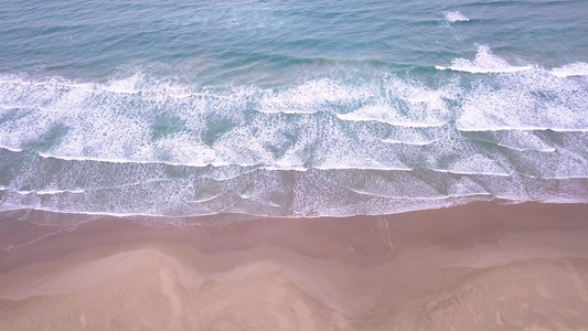 海滩上沙滩海浪爆发视频