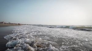 沙滩上白水浪冲在沙滩上显示海洋和海岸线13秒视频