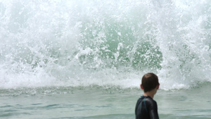 海边海浪翻滚拍打沙滩升格视频11秒视频