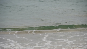 海边海浪翻滚拍打沙滩升格视频37秒视频