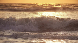 日落时暴风浪在海中飘起17秒视频
