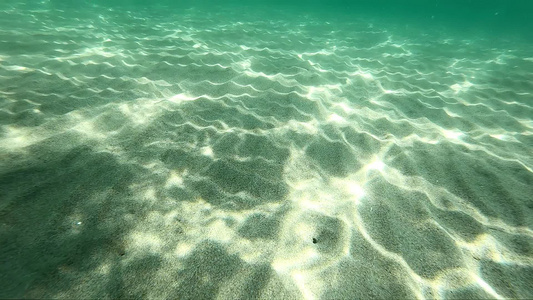 透明的蓝色海水水下水下风景视频