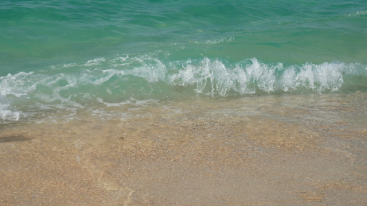 柔软的海浪泰国普吉岛白色沙滩上清澈的海水热带夏季海滩视频