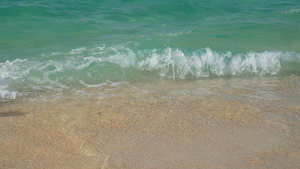 柔软的海浪泰国普吉岛白色沙滩上清澈的海水热带夏季海滩13秒视频