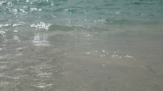 4k海的软海浪在有复制空间面积的泰国普吉岛白沙滩上视频