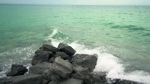 狂风海浪向岩石海岸的石块喷洒缓慢运动28秒视频