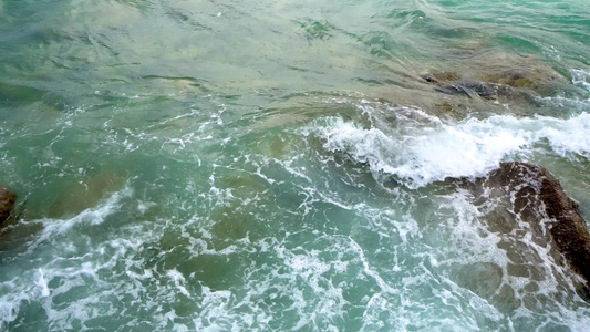 狂风海浪喷洒在岩石海岸的石块上视频