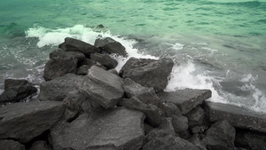 狂风海浪向岩石海岸的石块喷洒缓慢运动30秒视频