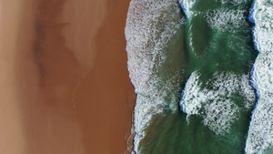 热带海滩鸟瞰图热带黄色沙滩上波浪的顶视图海浪在美丽24秒视频