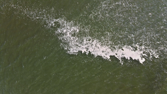 海洋海岸有滚动波从高处看视频