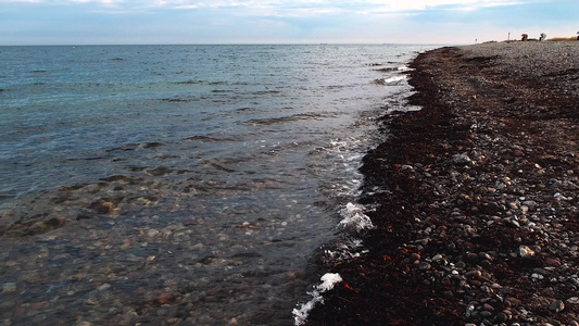 黄海的岩石海岸和波浪击打德国费曼岛的石块之岛视频