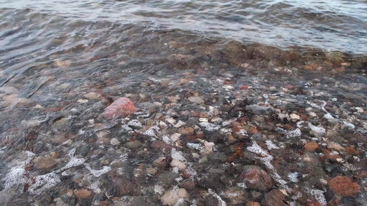 黄海的岩石海岸和波浪击打德国费曼岛的石块之岛视频