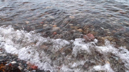 黄海的岩石海岸和波浪击打德国费曼岛的石块之岛视频