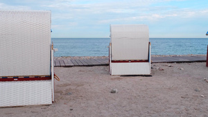 黄海海岸夏季空海滩的甲板椅沙滩上的空旷位置16秒视频