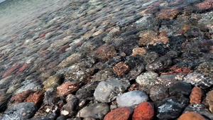 海平面的岩石海岸和波浪对着石头打18秒视频